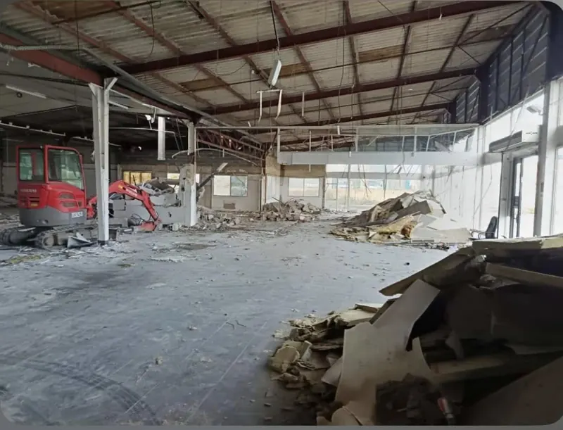 Déchets regroupés avant évacuation en benne