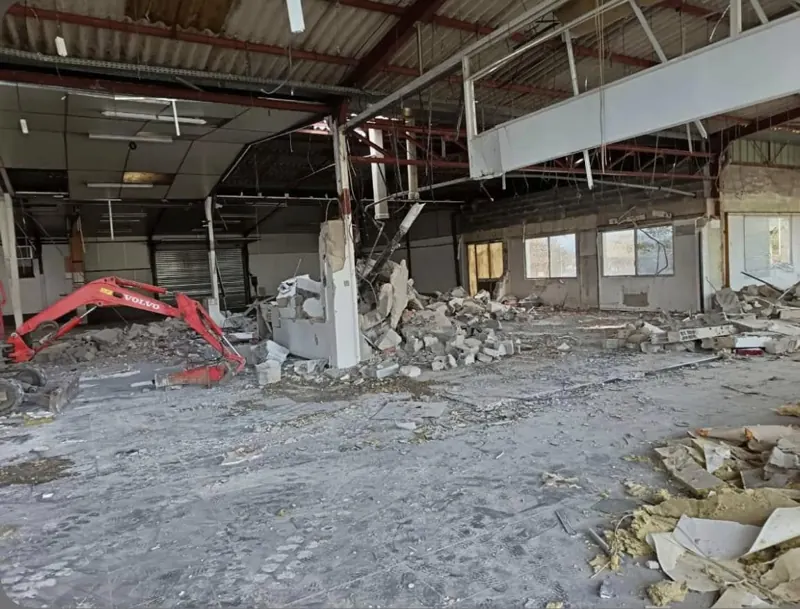 Mini-pelle LBD Démolition en action lors du curage d'un bâtiment industriel