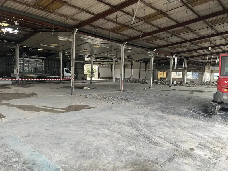 Plateau d'un bâtiment industriel entièrement curé